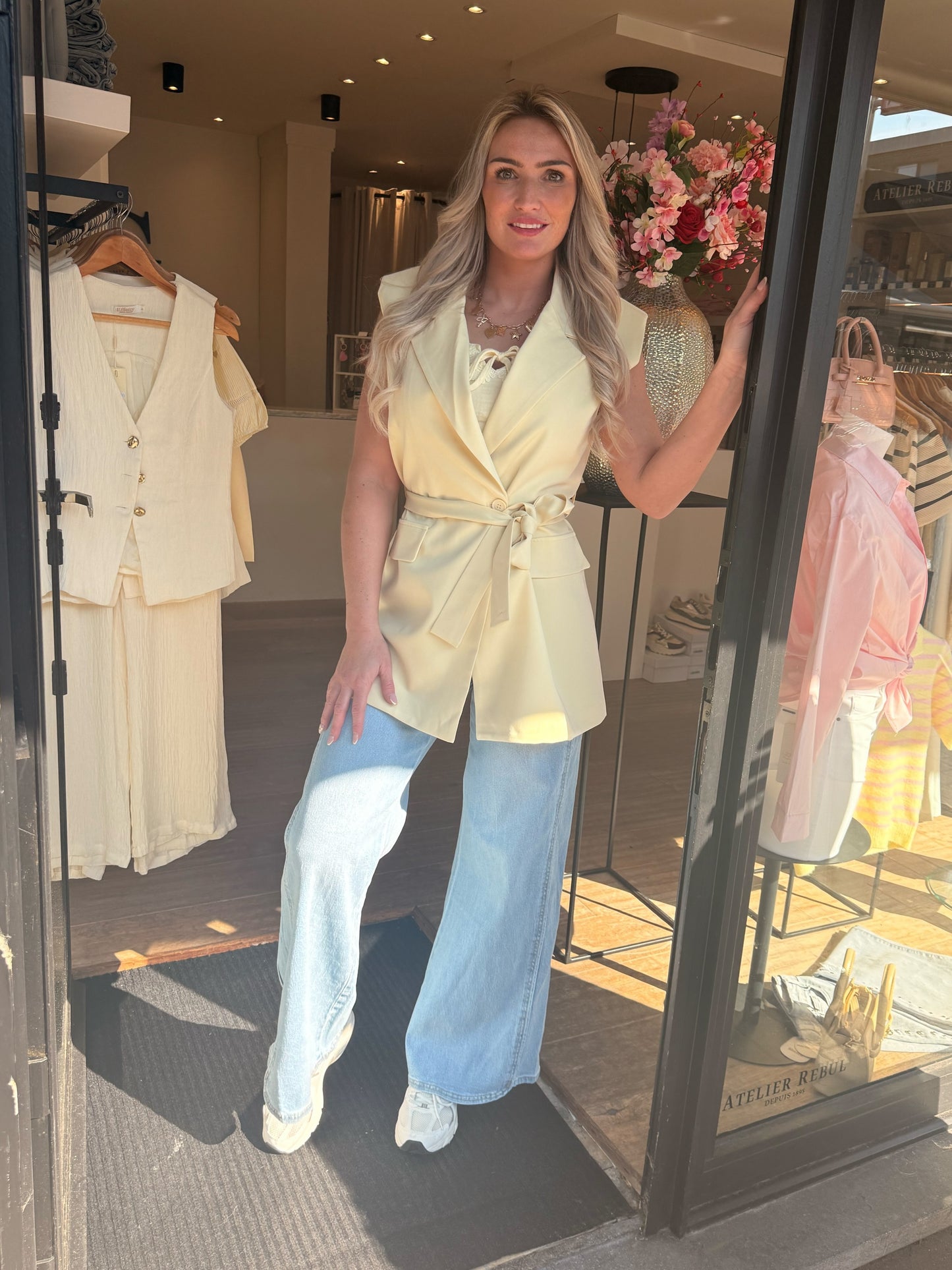 Mouwloze blazer pastel geel