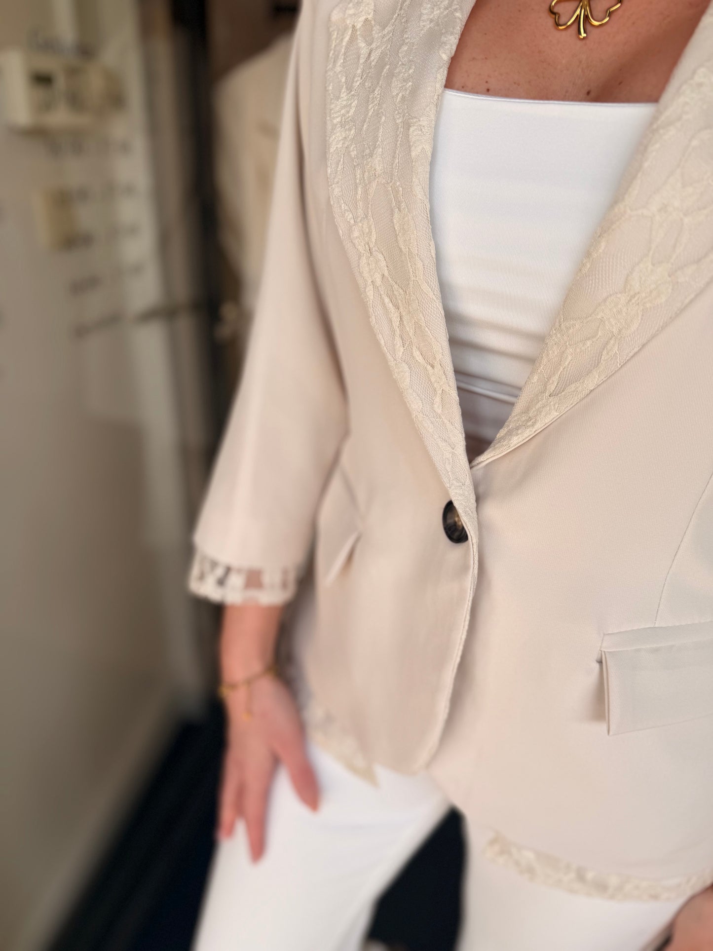 Getailleerde blazer kant beige