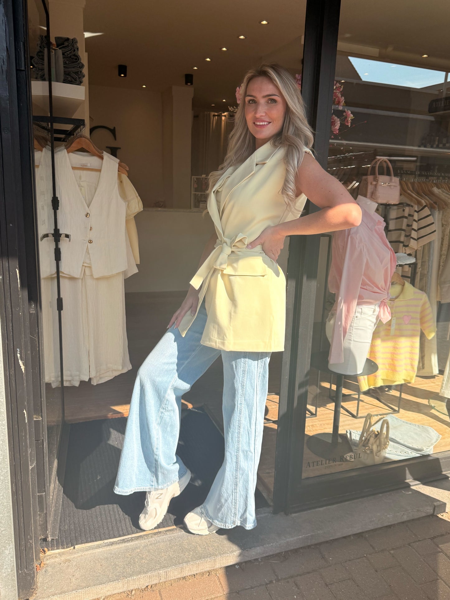 Mouwloze blazer pastel geel