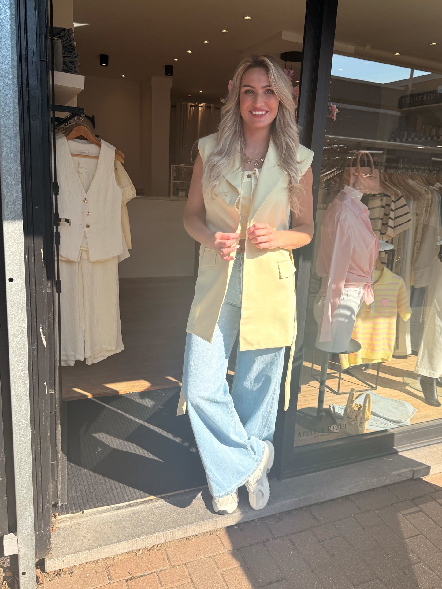 Mouwloze blazer pastel geel
